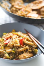 豆腐用米饭和蔬菜炒薯条。这款豆腐炒米饭和蔬菜比你想象的更容易。如果您喜欢亚洲食品，您需要尝试此食谱，它不会让您失望#vegan＃glutenfree #plantbased #simpleveganblog