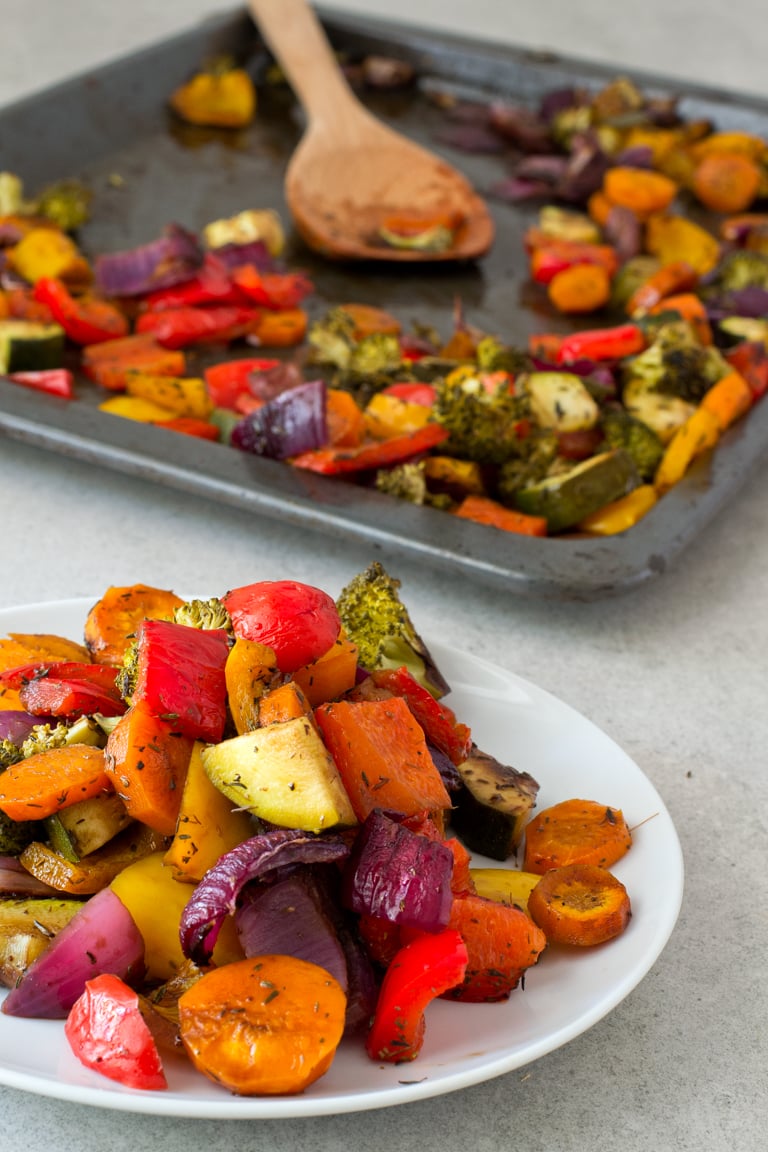 无油彩虹烤蔬菜——这些无油彩虹烤蔬菜非常美味，健康，低脂肪，容易制作。这是我最喜欢的配菜食谱之一!