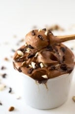 一碗含有两种成分的香蕉巧克力冰淇淋，里面有一个勺子