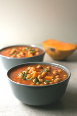 西班牙南瓜鹰嘴豆炖菜——你需要尝试一下西班牙南瓜鹰嘴豆炖菜!它是如此的舒适，满足和容易做。你会喜欢的!