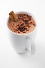 纯素热巧克力——这种纯素热巧克力非常适合秋天或冬天，因为它非常温暖舒适。它只用了4种原料，超级健康，味道棒极了。