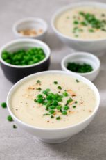 奶油纯素花椰菜汤这款奶油纯素花椰菜汤非常清淡简单，虽然花椰菜不是我们最喜欢的蔬菜之一，但我们真的很喜欢这个神奇的食谱。