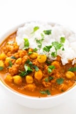 简单的chana masala。-  Chana Masala是用鹰嘴豆（Chana）和Garam Masala制作的印度菜。这30分钟的食谱如此简单，美味，也是无油。
