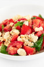 纯素卡普里斯沙拉纯素Caprese沙拉，这种受欢迎的意大利沙拉的美味植物版。这是一个超级简单的配方，只需要9种成分#素食主义者#无麸质#Simplevegan博客