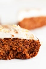 素食南瓜蛋糕(无麸质)。-素食南瓜蛋糕，由天然材料制成，上面有素食腰果糖霜。它也不含麸质，是秋天的完美甜点!#素食#无麸质#简单素食博客