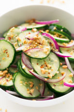 泰式黄瓜沙拉——泰式黄瓜沙拉，用简单的食材，不到10分钟就做好了。它非常美味，健康，提神，是完美的配菜。#素食# glutenfree # simpleveganblogydF4y2Ba