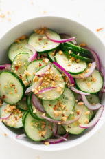 泰国黄瓜沙拉-泰国黄瓜沙拉，用简单的原料在10分钟内制成。它是如此美味、健康、清新，是完美的配菜#纯素、无麸质、简单