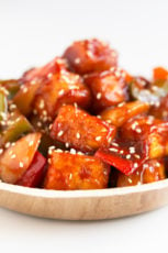 酸甜豆腐。- 甜味和酸豆腐，仅30分钟。这种经典的中国食品的植物版本，比取出更好，更健康！#vegan＃glutenfree #simpleveganblog.