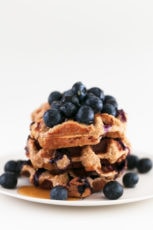 素食无麸质蓝莓华夫饼。-素食无麸质蓝莓华夫饼，只用5种原料，30分钟即可完成。非常适合搭配蓝莓和枫糖浆的早餐。#素食# glutenfree # simpleveganblog
