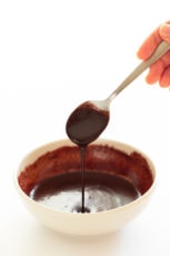 自制巧克力糖浆（2种成分）。- 学习如何在2分钟内使用2分钟制作自制巧克力糖浆。这是一个健康的替代品，可以存放糖浆。#vegan＃glutenfree #simpleveganblog.