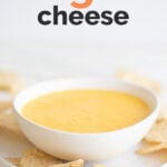 一张图片，上面是一碗纯素奶酪，周围是玉米片，上面写着“纯素奶酪”