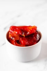 图为一碗自制的烤红辣椒