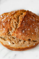 自创素食主义者面包的整个大面包的照片