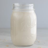 一个玻璃瓶子的正方形图片与自创燕麦牛奶