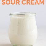 一张侧面的照片，上面是一罐从零开始制作的纯素酸奶油，上面写着纯素酸奶油