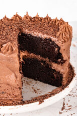 自创素食主义者巧克力蛋糕的照片
