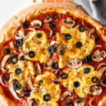 一张素食披萨的照片，上面写着“素食披萨”
