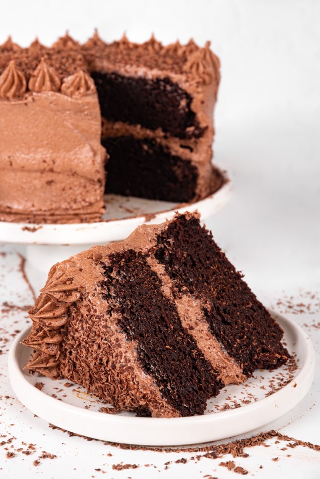 一片切片的照片素食主义者巧克力蛋糕