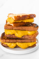 一堆三明治和一些自制的素食烤奶酪的照片