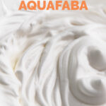 一些鞭打的aquafaba照片与如何制作aquafaba的词