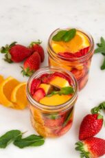 照片2玻璃罐的水果浸泡水装饰一些水果