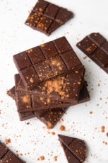 素食主义者巧克力的2个吠声照片与一些可可粉的在上面