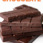 素食主义者巧克力的2个吠声的侧面照片与素食主义者巧克力