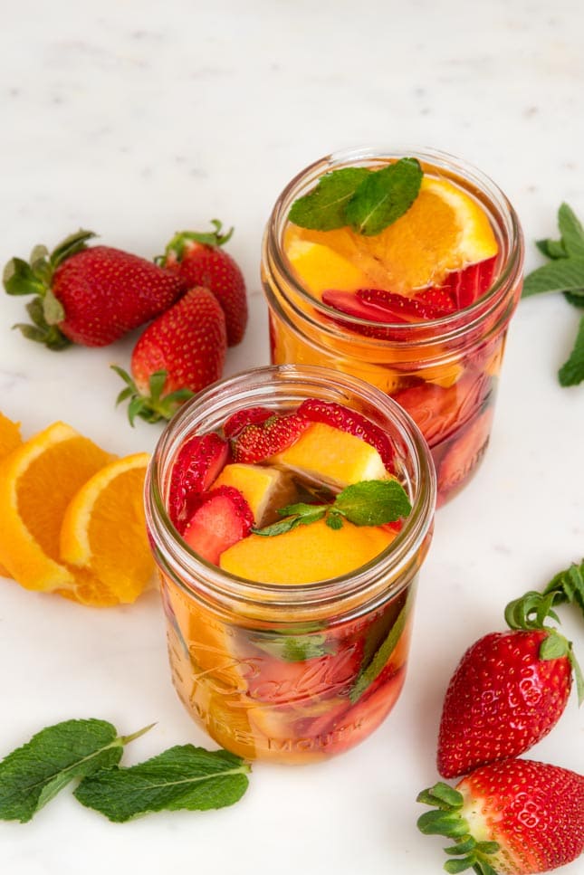 两个玻璃罐水果水的照片
