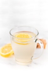 一杯柠檬姜茶的侧面照片