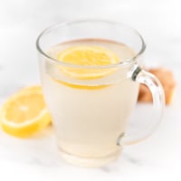一杯柠檬姜茶的方形照片