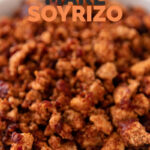 一碗soyrizo的特写照片，上面写着soyrizo