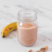 素食主义的蛋白质的玻璃瓶的照片摇缀以花生和香蕉