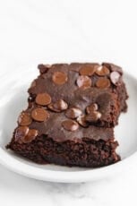 一块黑豆果仁巧克力的照片与素食主义者巧克力芯片在上面