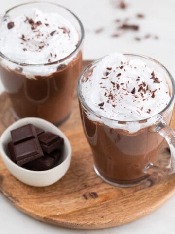 两罐素热巧克力加素打奶油并切黑巧克力